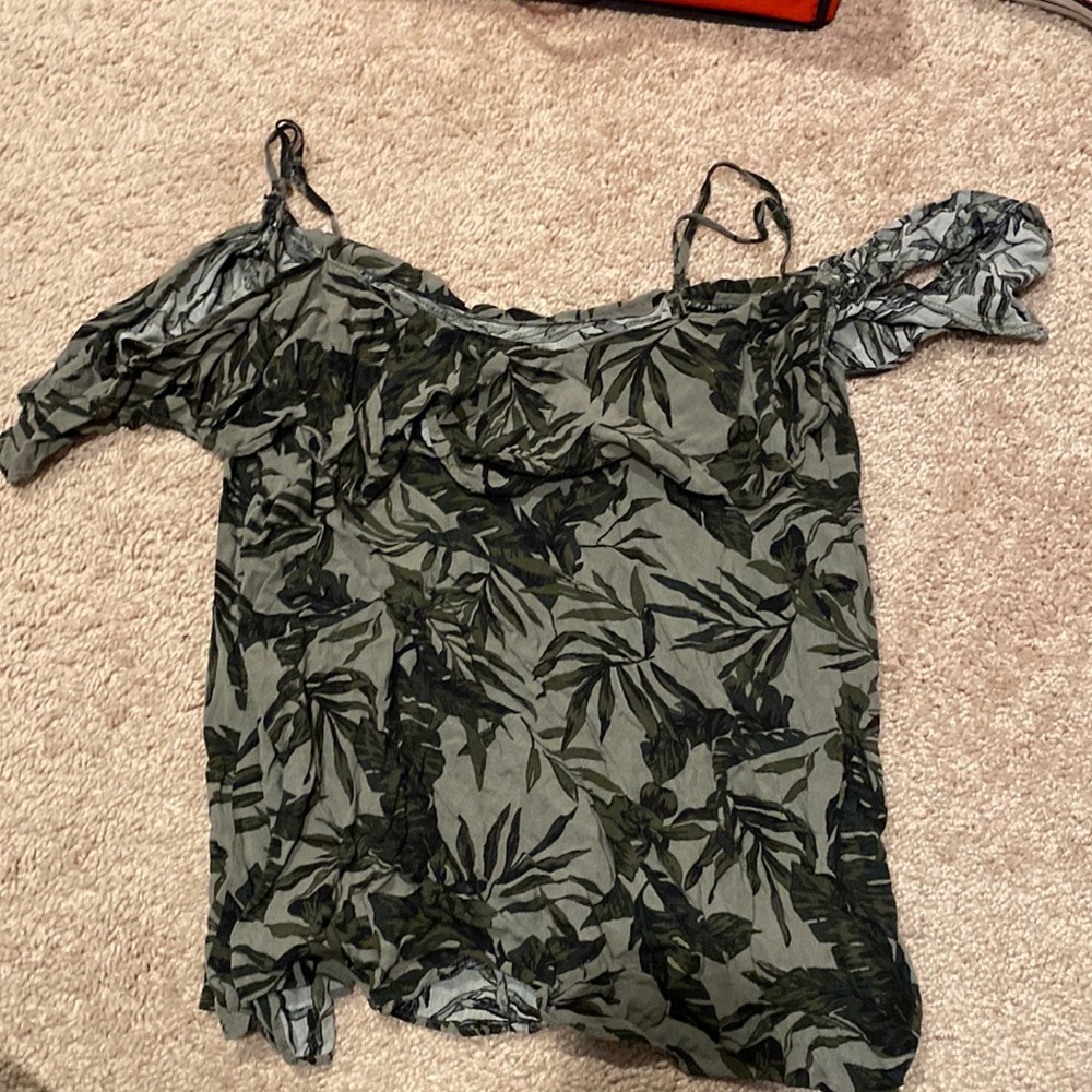 Cropped shoulder cutout tank